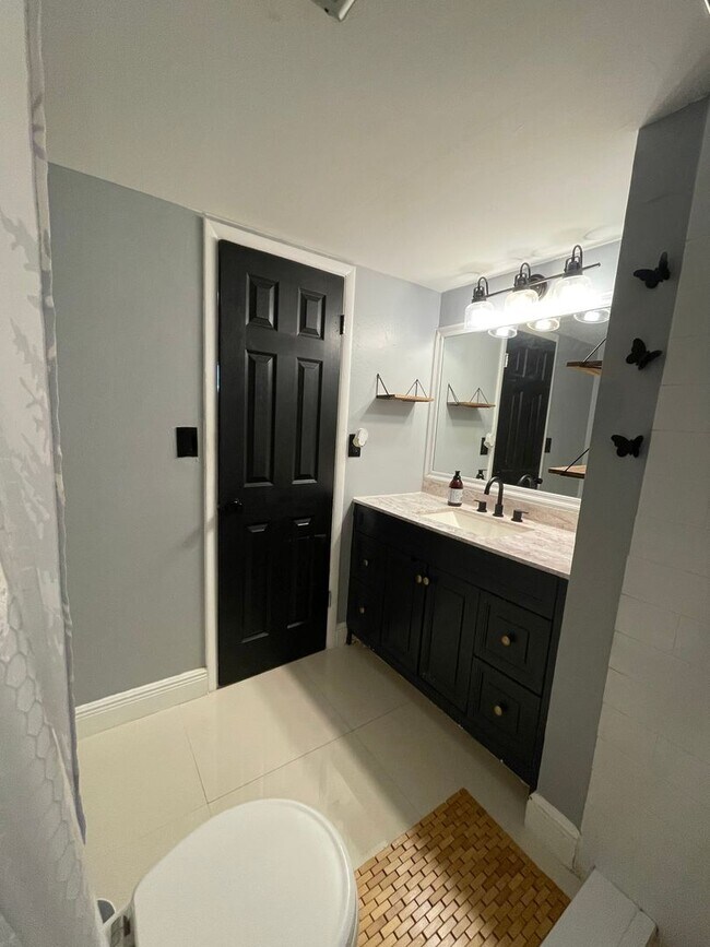 Building Photo - Charming Apartment in Fort Lauderdale