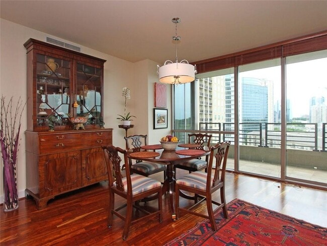 Building Photo - 700 Park Regency Pl NE