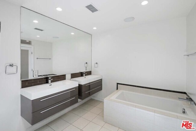 Building Photo - 10453 Holman Ave