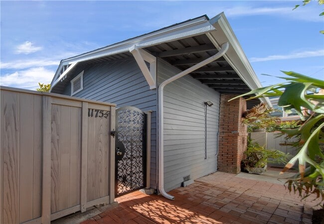 Building Photo - 1175 Glenneyre St