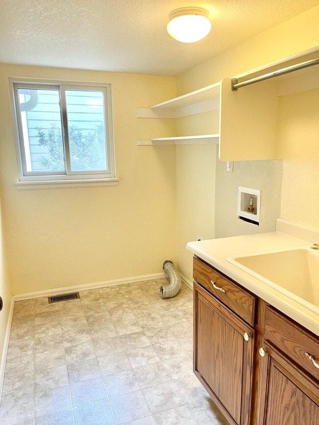 Building Photo - Large Clean Home in Aurora