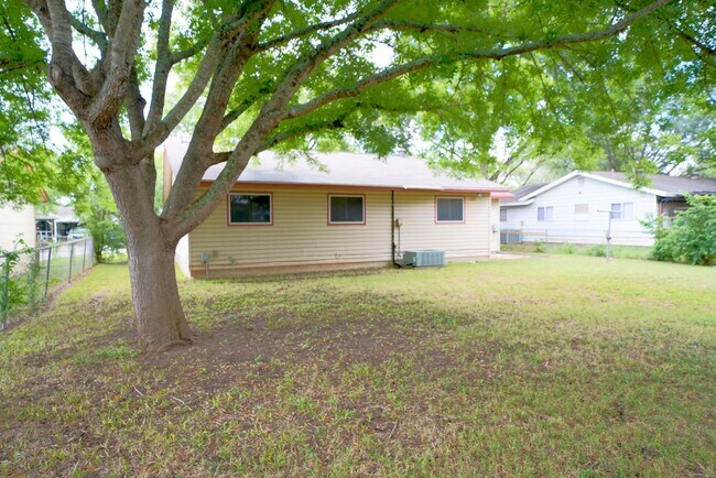 Building Photo - 221 Judith Ann Dr