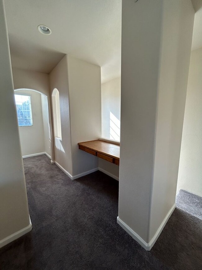 Building Photo - 2-story renovated condo ** MOVE IN SPECIAL...