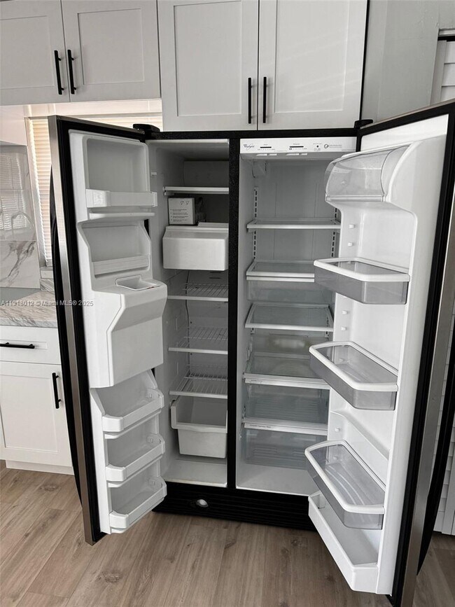 Building Photo - 141 W 6th St