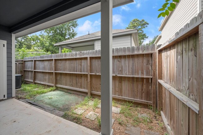 Building Photo - 16670 Meadowcroft St