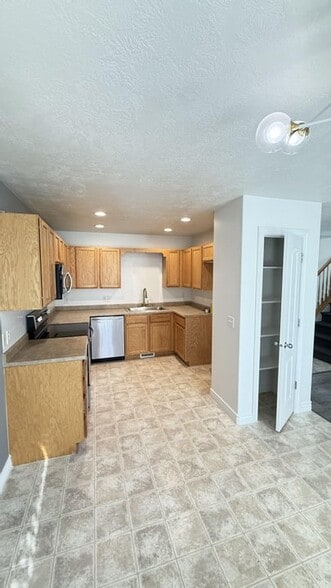 Building Photo - 3334 Lower Newark Way