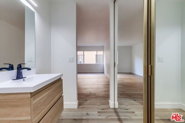 Building Photo - 435 N Oakhurst Dr