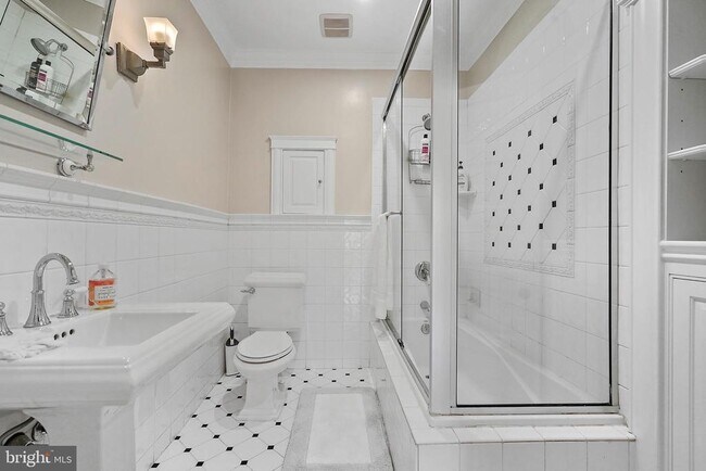 Building Photo - 1503 Russell Rd