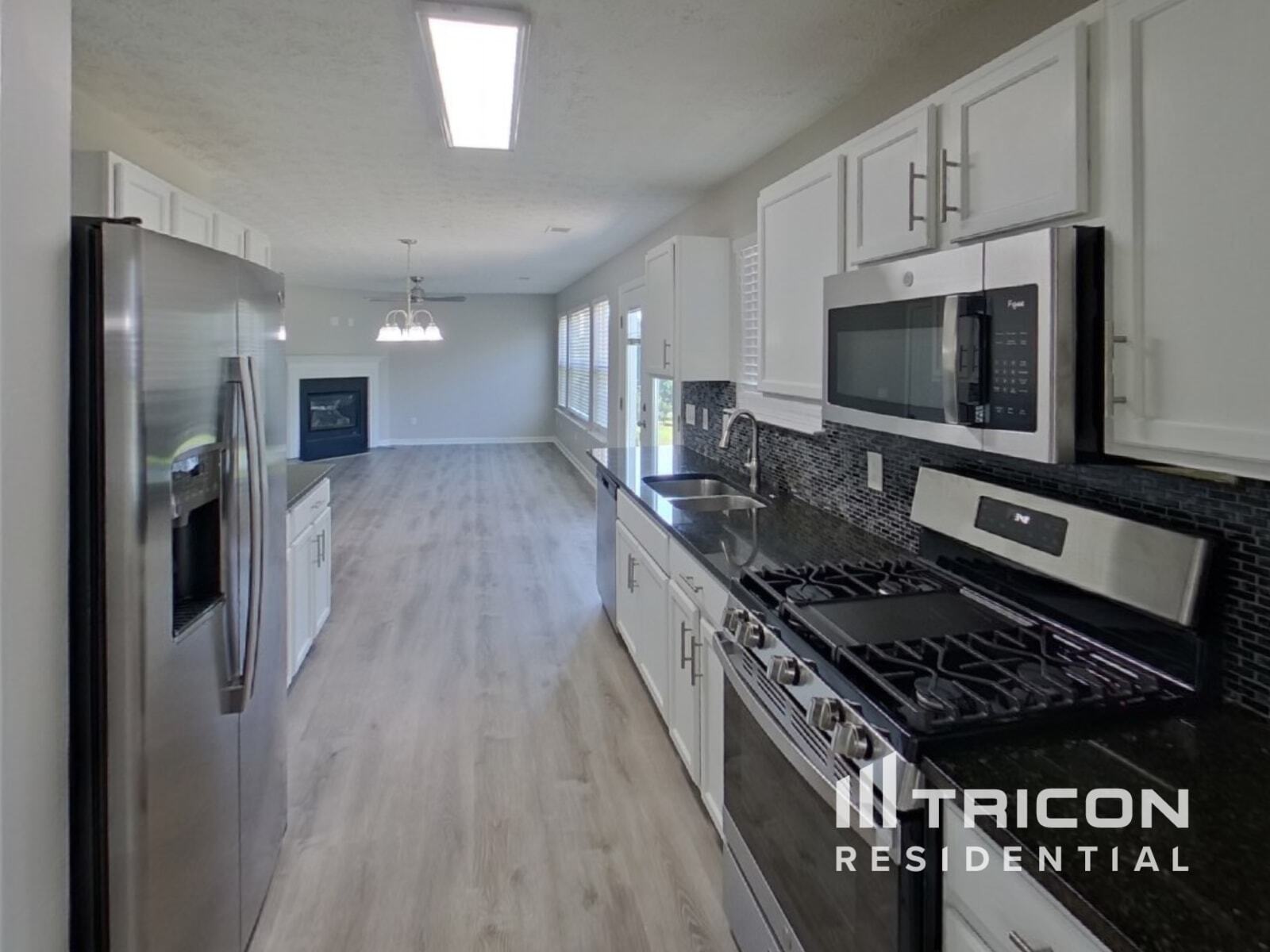 Building Photo - 1631 Royal Ives Dr SE