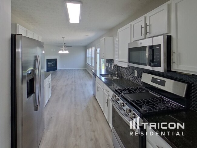 Building Photo - 1631 Royal Ives Dr SE