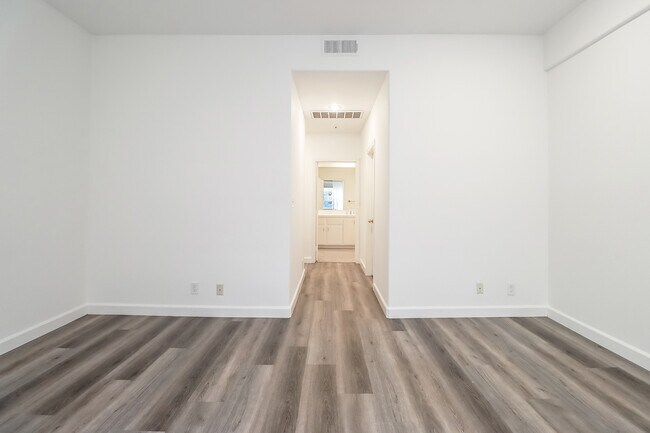 Building Photo - 11920 Goshen Ave