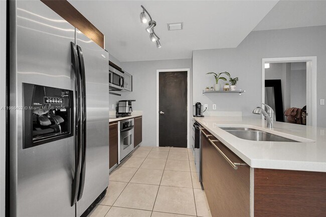 Building Photo - 1900 N Bayshore Dr