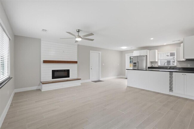 Building Photo - 550 E Minnesota Ave