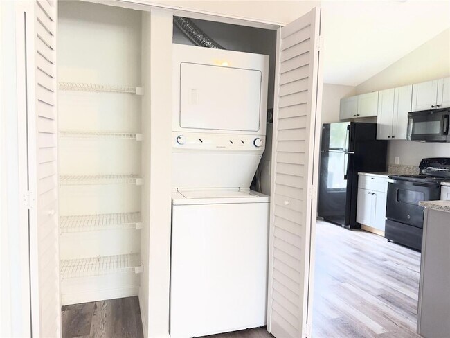 Building Photo - 3651 N Goldenrod Rd