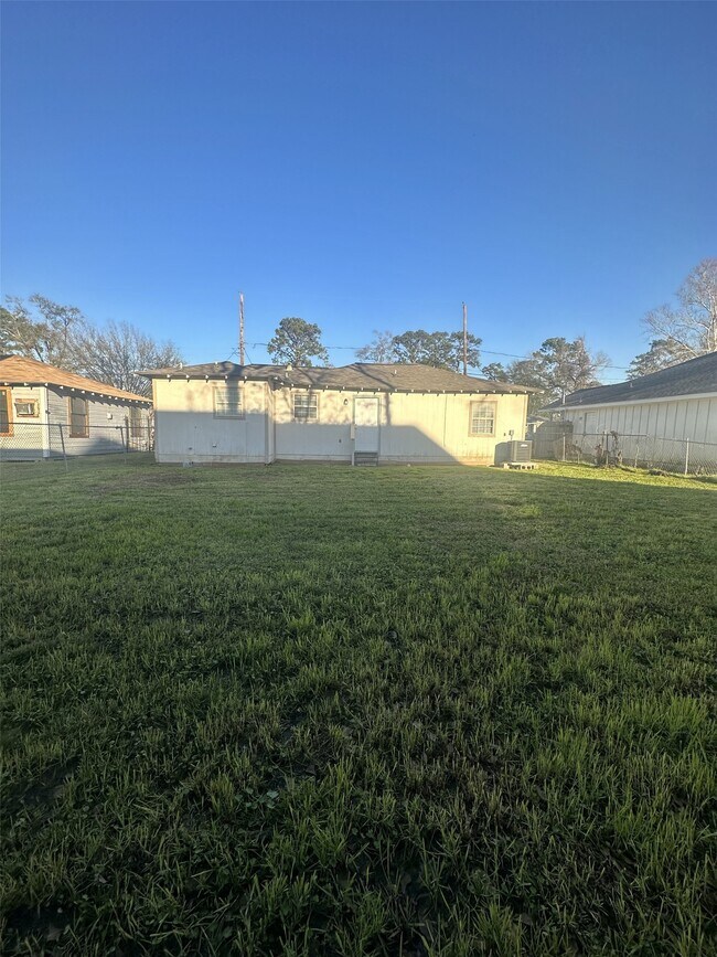 Building Photo - 6713 Greenhurst St