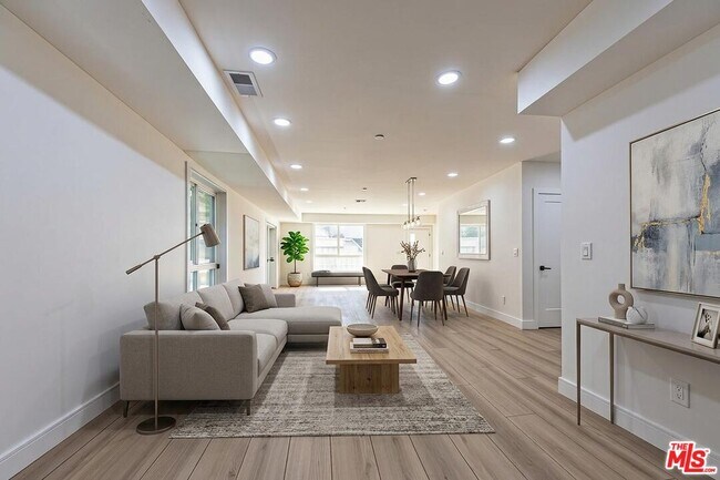 Building Photo - 6021 1/2 Romaine St