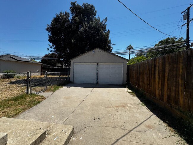 Building Photo - 1106 N Fruit Ave