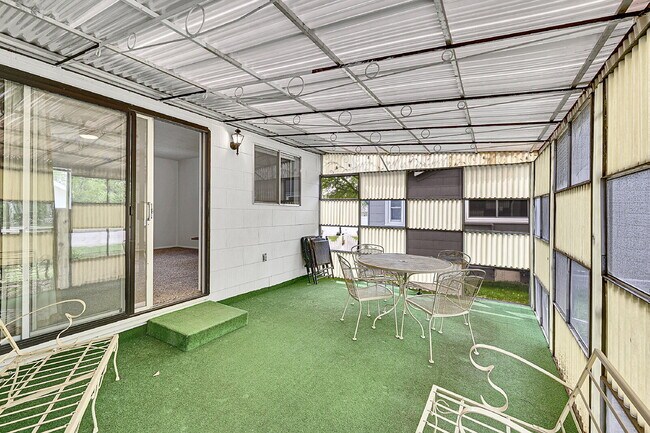 Building Photo - $3,000- Location! 2 Bed 2.5 Bath 2 Non-Con...