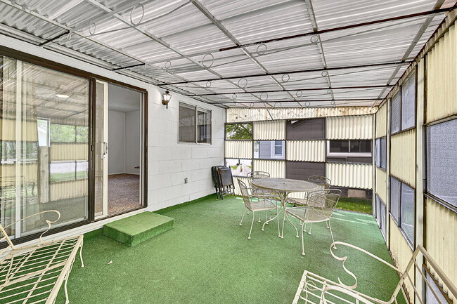 Building Photo - $3,500- Location! 2 Bed 2.5 Bath 2 Non-Con...