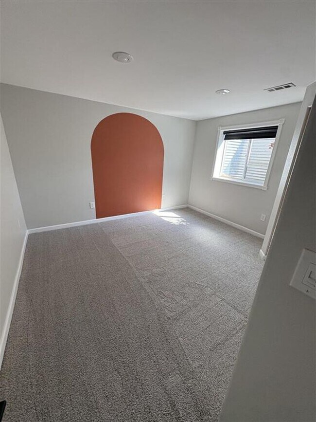 Building Photo - Beautiful 5 bedroom home