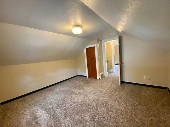 Building Photo - 4 Bedroom Near NDSU!!