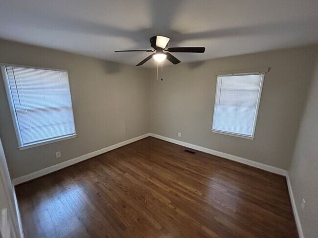 Building Photo - Adorable 3-Bedroom Home with Fenced Backya...