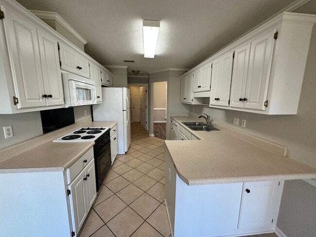 Building Photo - 4 bed 2 bath home with 2 car garage, covered patio, and fenced backyard