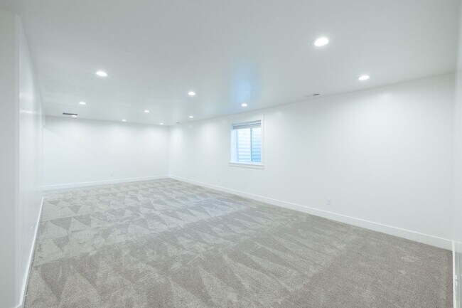 Building Photo - $500 off first month's rent. If rented before the end of AUGUST!!BRAND NEW 5 BED 3 BATH TWIN HOME