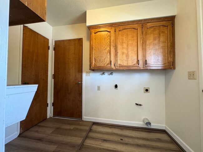 Building Photo - 657 W Escalon Ave