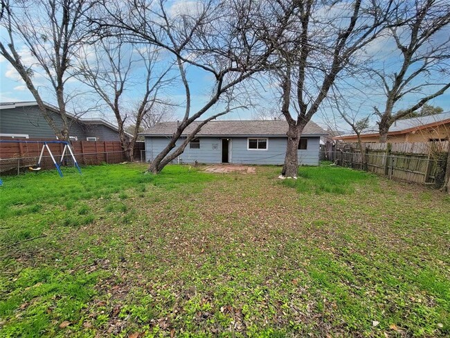Building Photo - Charming 3-Bed, 1.5-Bath Home in Austin!