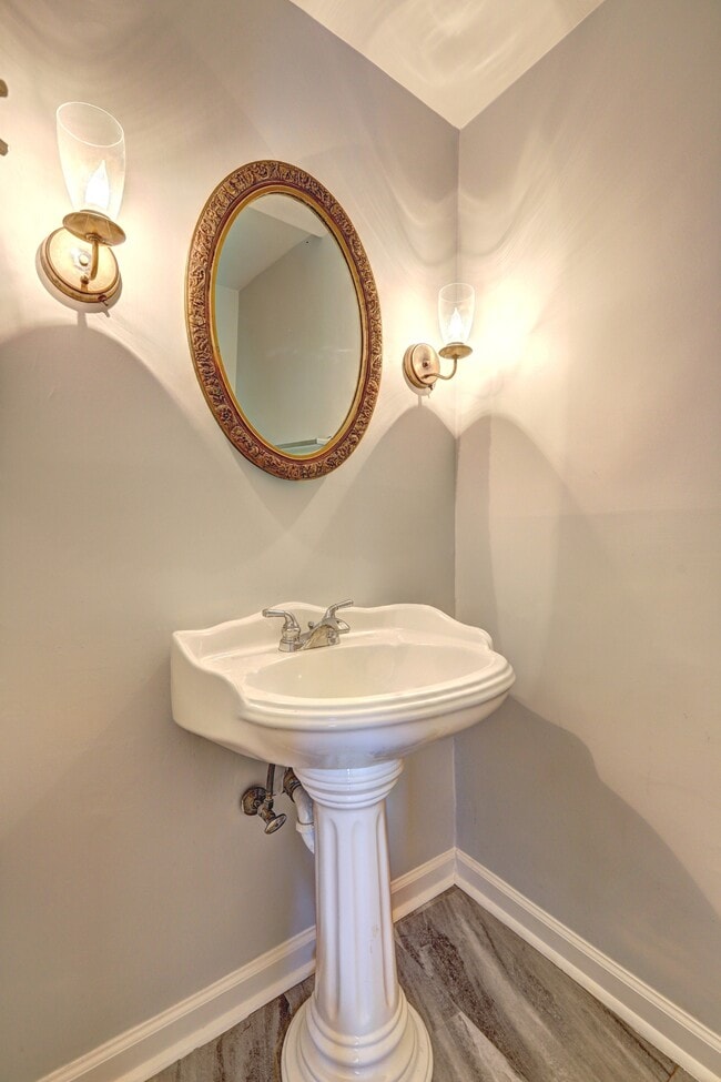 Building Photo - 6520 Roswell Rd