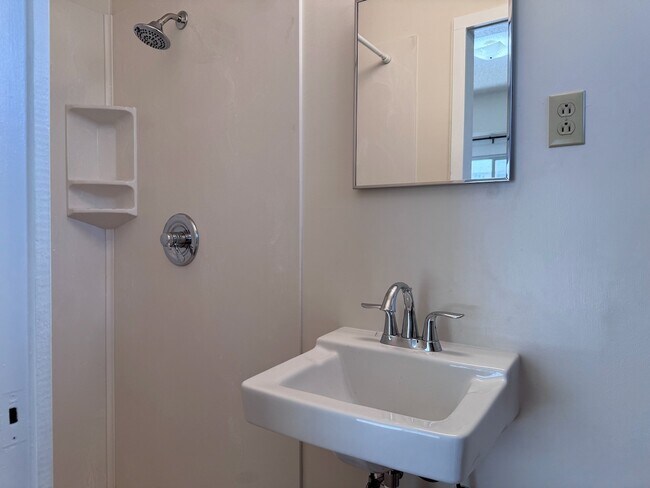 Building Photo - ?? For Rent – Spacious 2-Bedroom + Den, 2-...