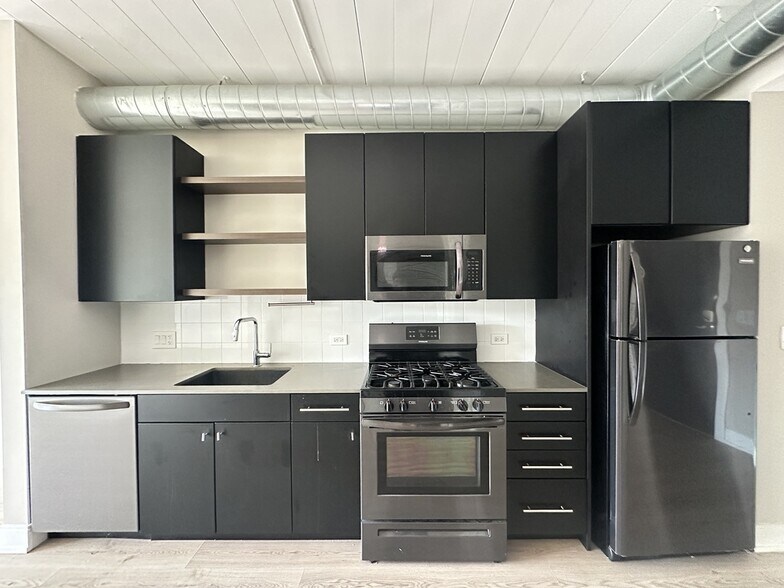 Building Photo - 941 W Belmont Ave