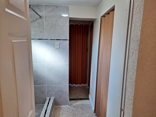 Building Photo - 6600 SW 26th St