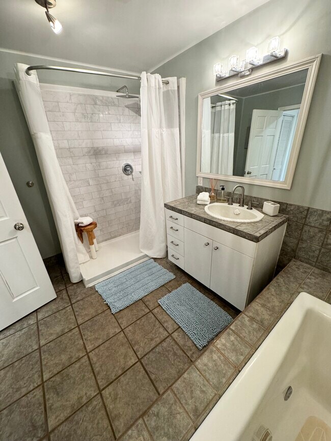 Building Photo - 714-714 Kanalani Pl
