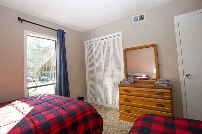 Building Photo - FULLY FURNISHED 2-Bed, 2-Bath Condo in Pin...