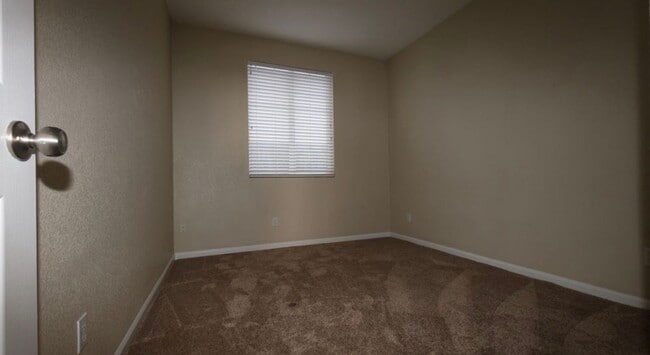 Building Photo - Beautiful 3 bed 2 bath located in Elk Grove!
