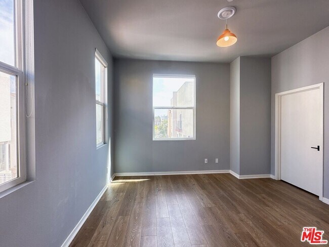 Building Photo - 6581 S Seabluff Dr
