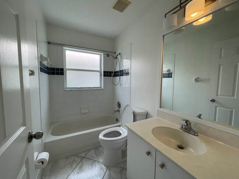 Building Photo - 22875 Barrister Dr