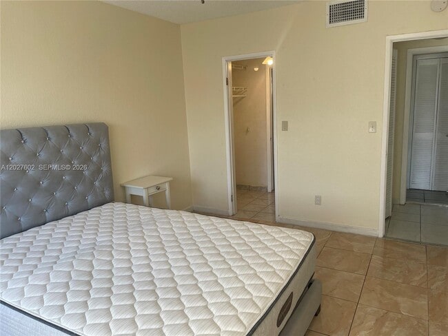 Building Photo - 450 Golden Isles Dr