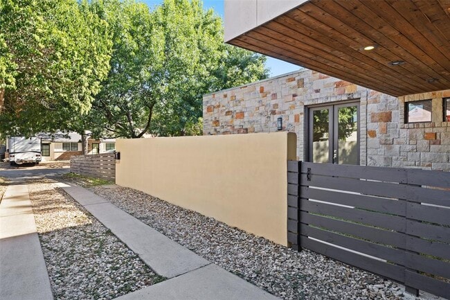 Building Photo - 2410 Sharon Ln