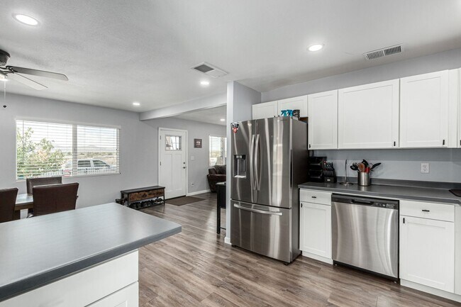 Building Photo - Spacious 4-bedroom available 6/1