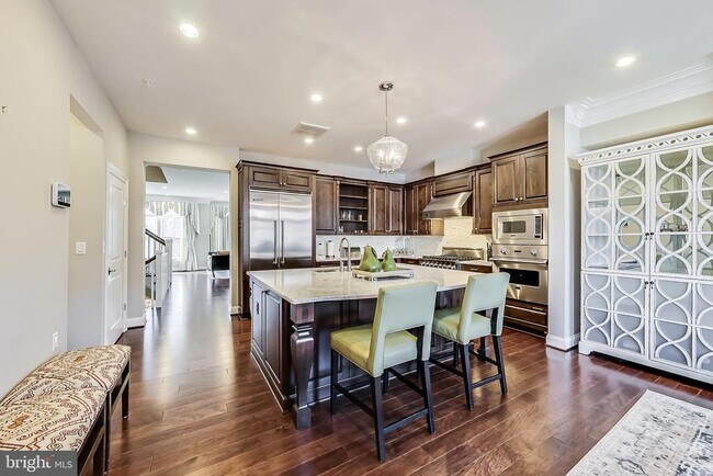 Building Photo - 10821 Symphony Park Dr