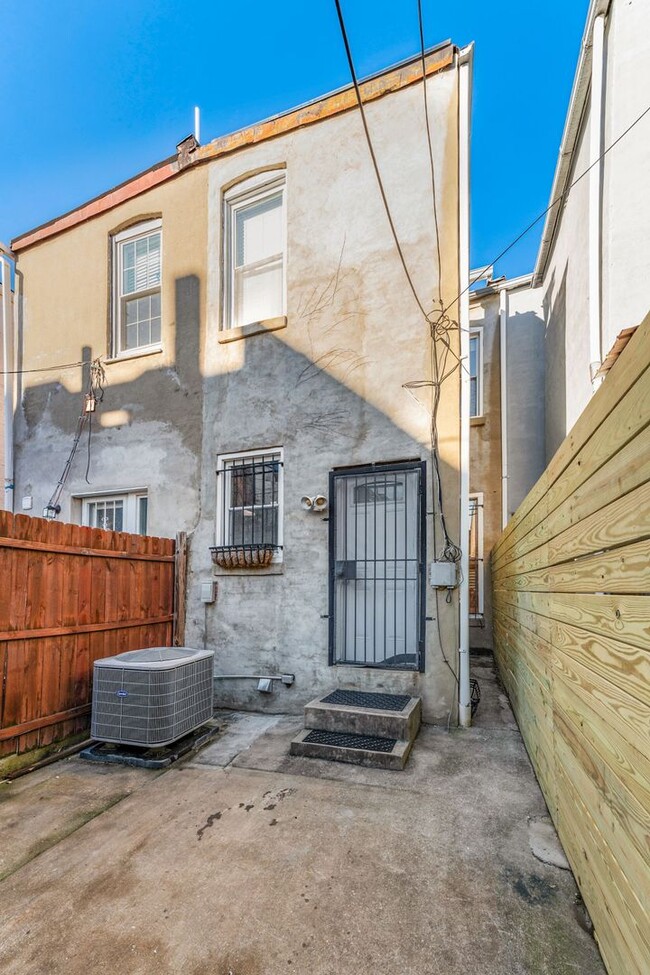 Building Photo - 2 Bedroom 1 Bathroom Rowhouse // H-Street Corridor // Private Parking Included!