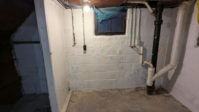 Building Photo - Charming 3-bedroom, 1.5-bathroom home located in the heart of Akron