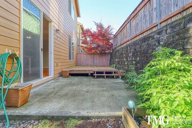 Building Photo - Lovely 3 Bed 2.5 Bath Home in Minnehaha Neighborhood!