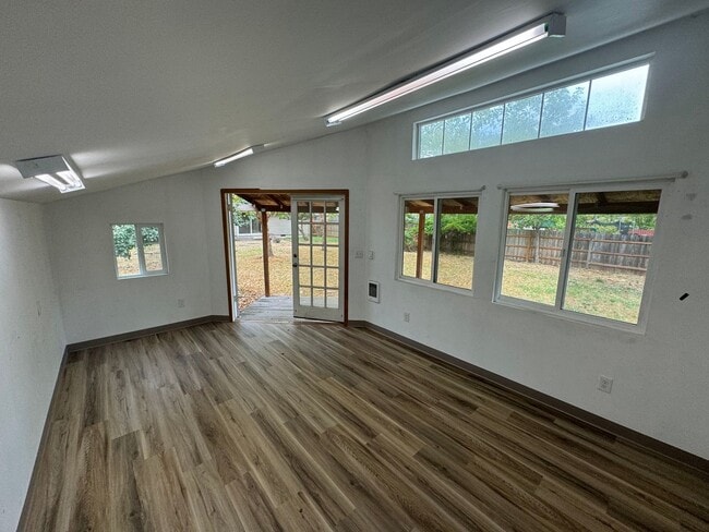 Building Photo - 3+ Bedroom House in Friendly Area