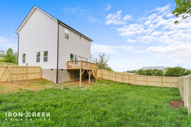 Building Photo - Modern 3-Bed/2.5-Bath Home with Fenced Yar...
