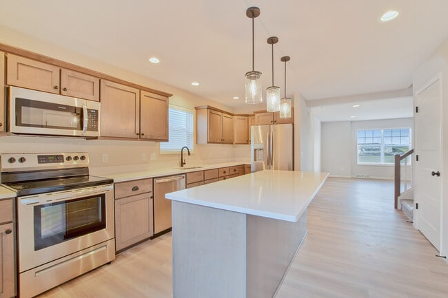 Building Photo - 671 Hillcrest Dr