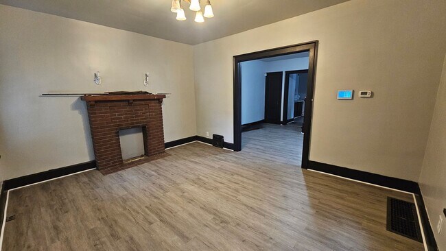 Primary Photo - 52-56 Rowland